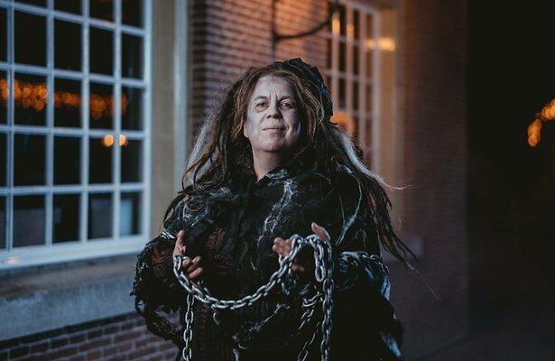 Francis van Broekhuizen in het spektakel als Jacoba Marley.