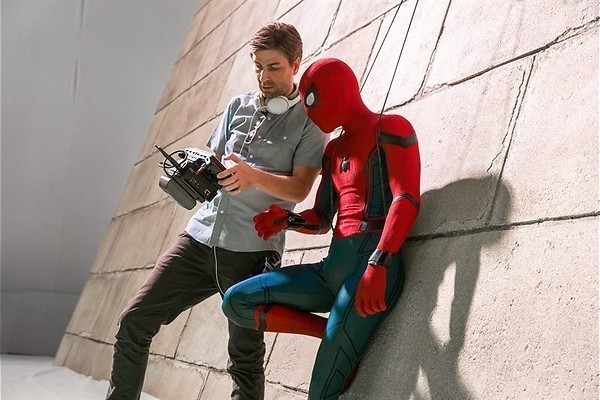 Tom Holland slingert aan zijn web