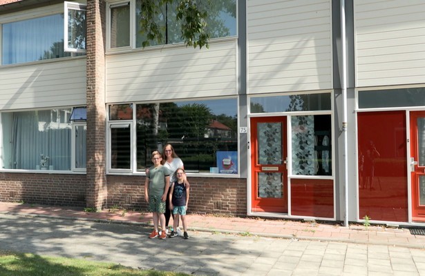 Sabrina en haar twee zoontjes in Steenrijk, Straatarm
