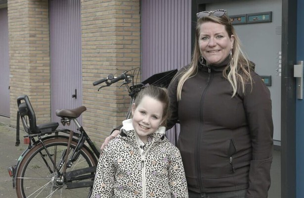Lianne en Senna uit Steenrijk, Straatarm