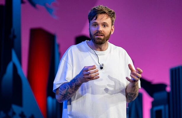 Tim Hofman in zijn programma Pak de Macht.