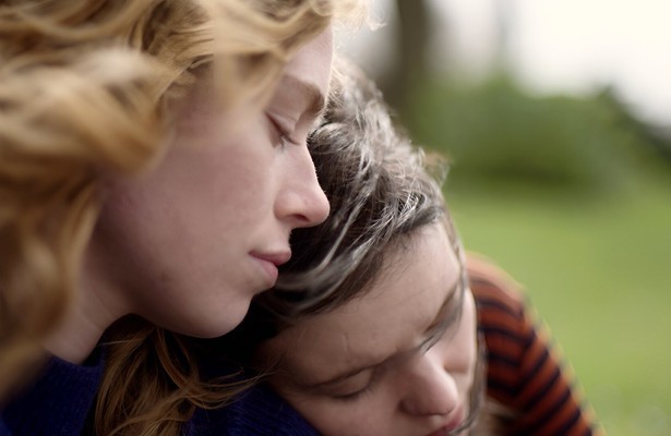 Dylan Jongejans en Frieda Barnhard in En We Vliegen door de Dagen