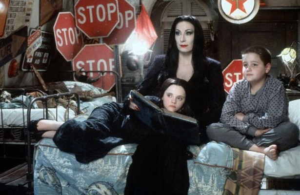 Anjelica Huston, Christina Ricci en Jimmy Workman in The Addams Family