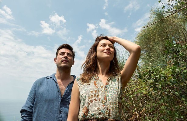 Claes Bang en Olga Kurylenko in The Bay of Silence