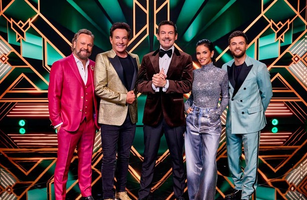 Panelleden met presentator The Masked Singer