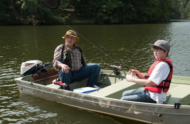 Robert De Niro en Oakes Fegley in The War with Grandpa