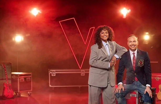 Jamai Loman en Quinty Misiedjan presenteren seizoen 12 van The Voice Kids