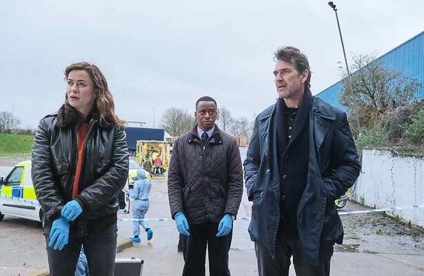 Eve Myles, Elliot Edusah en Dougray Scott in The Crow Girl