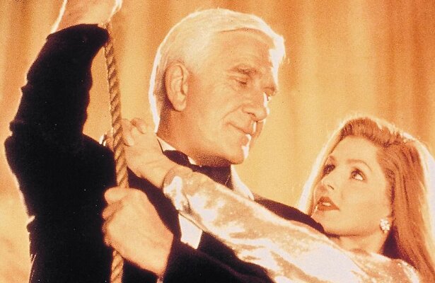Leslie Nielsen en Priscilla Presley in Naked Gun 33 1/3: The Final Insult