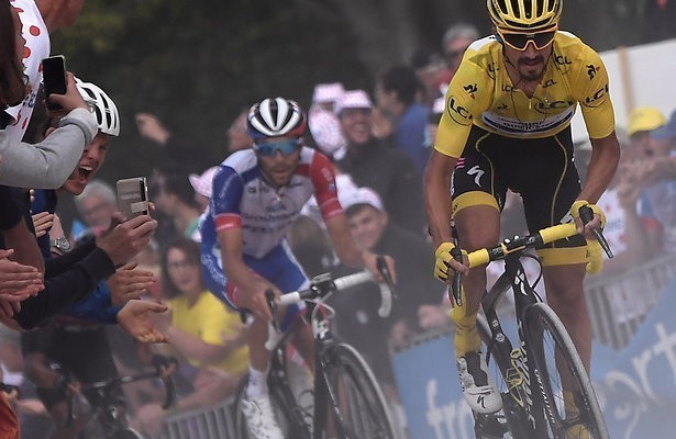 Peloton houdt zich op de vlakte in Tour de France