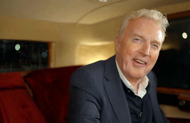 Eerste beelden van Bij Van Duin op de Achterbank online.