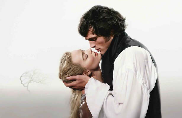 Margot Robbie en Jacob Elordi in Wuthering Heights