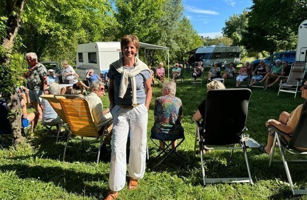 Martine van Os met We Zijn er Bijna!-groep