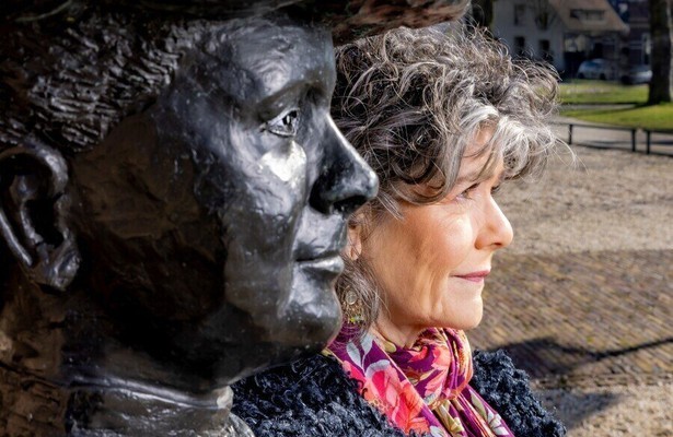 Dieuwertje Blok in vierluik Wihelmina