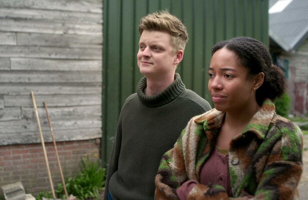 Yari van der Linden en Joy Delima in Zussen