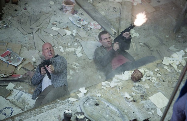 Bruce Willis als John McClane en Jai Courtney als Jack McClane in A Good Day to Die Hard
