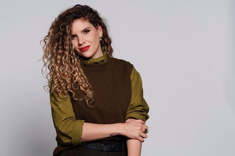 Nieuwe presentator Rachel Rosier ontvangt Jona van Loenen in Adieu! Volgende Kaart
