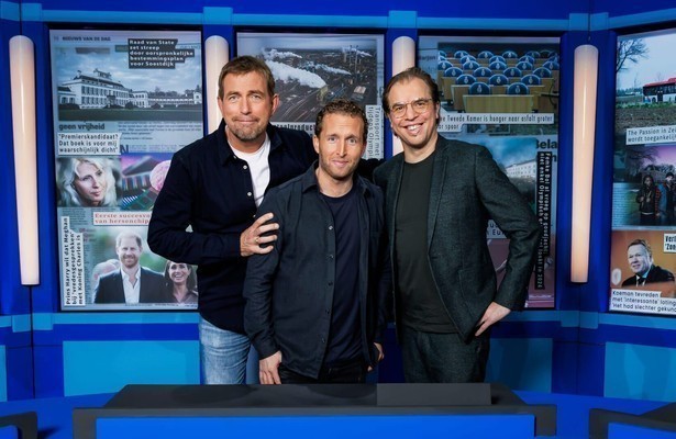 Harm Edens met Dit Was het Nieuws-panelleden Peter Pannekoek en Jan Jaap van der Wal