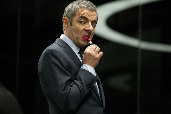 Rowan Atkinson stuntelt vrolijk verder