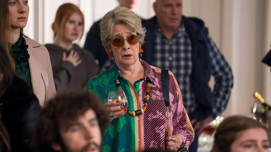Fanatieke puzzelaar lost moorden op in de nieuwe luchtige misdaadserie The Puzzle Lady bij BBC NL