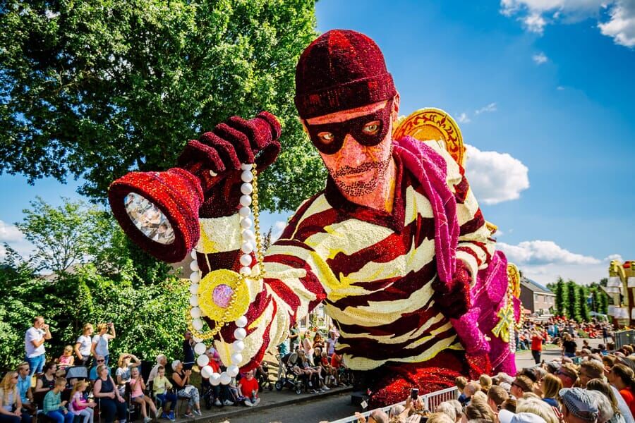 Geniet van de pracht en praal van de Bloemencorso Sint Jansklooster 2024 bij MAX op NPO 1