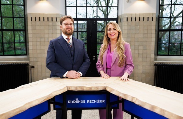 Mr. John Reid met Mascha de Rooij voor De Rijdende Rechter