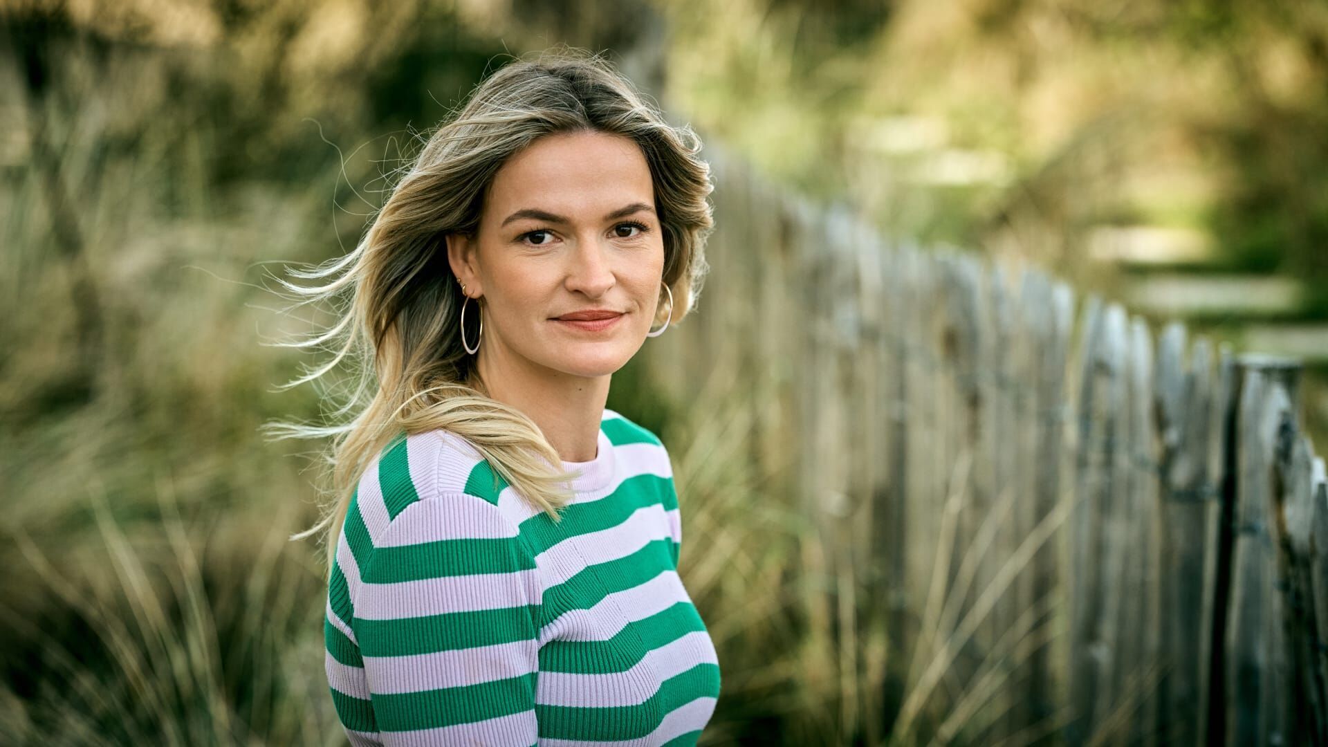 Teunie de Brouwer deelt haar geheim met Stefanie van Leersum in Dertigers