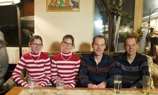 Eineiige Zwillinge auf Partnersuche