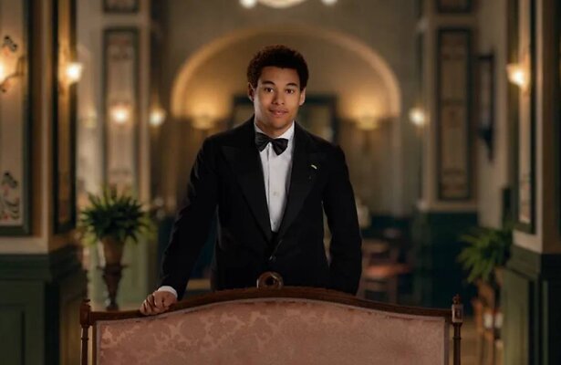 Eliyah Althena speelt in Grand Hotel aan Zee.
