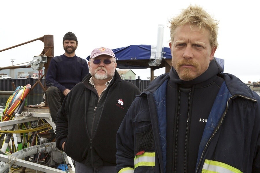 Gold divers