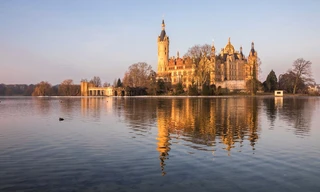 Hinter Schloss und Segeln - Leben am Schweriner See
