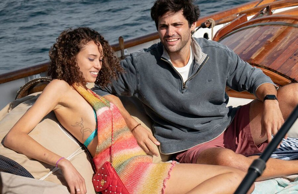 Ella-Rae Smith en Mattjew Daddario in Into the Deep