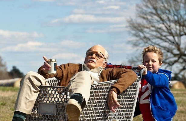 Johnny Knoxville en Jackson Nicoll in Jackass Presents: Bad Grandpa