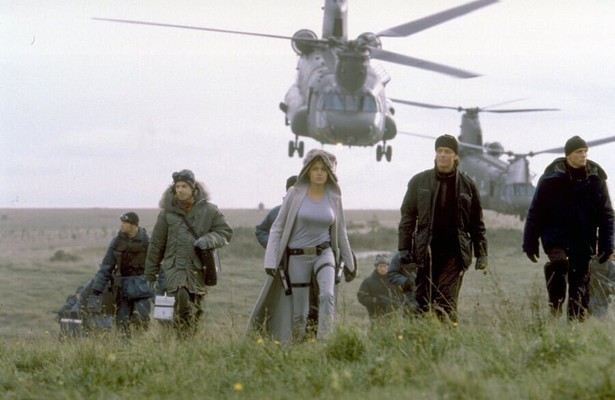 Noah Taylor, Angelina Jolie, Iain Glen en Daniel Craig in Lara Croft: Tomb Raider