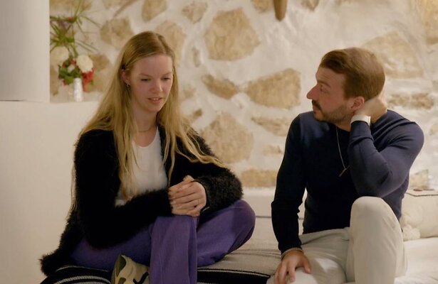 Kirsten en Luigi voeren een ongemakkelijk gesprek.