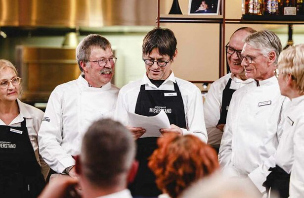 Kris Mees (in het midden) in Restaurant Misverstand