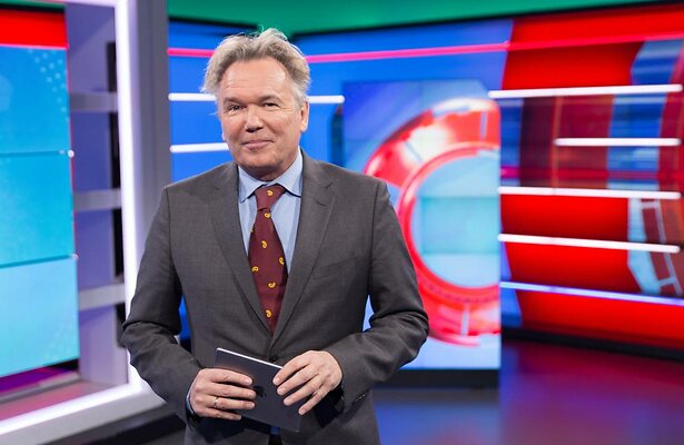Tom Egbers in de studio van Studio Sport Eredivisie. 