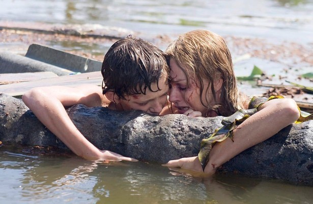Tom Holland en Naomi Watts in The Impossible