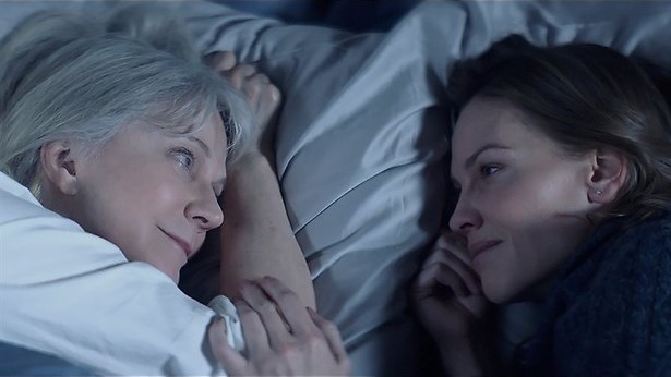 Hilary Swank zorgt voor haar moeder