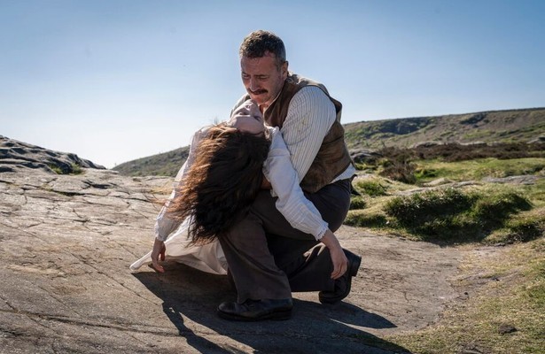 Jessica Reynolds en Will Mellor in A Woman of Substance