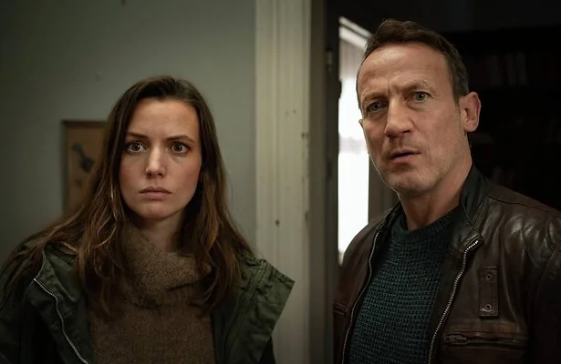 Gaite Jansen als Lynn de Baer en Wotan Wilke Möhring als Falke.