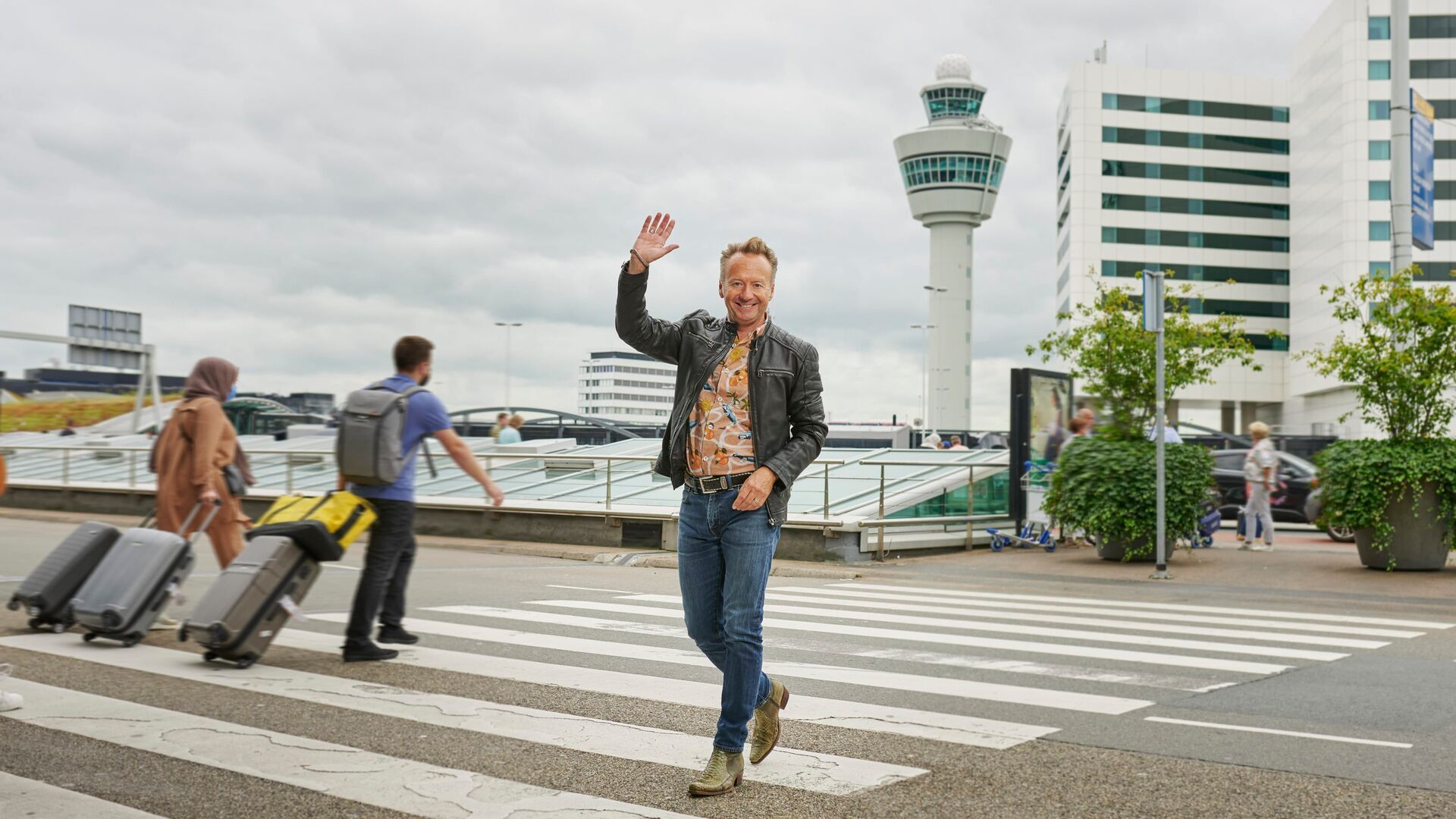 Er zijn weer een heleboel bijzondere ontmoetingen op Schiphol in Hello Goodbye