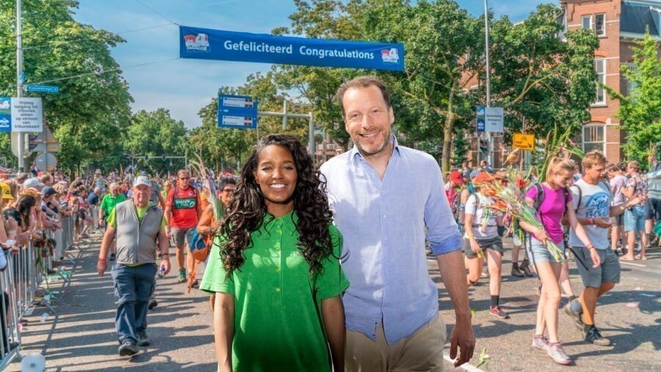 Sosha Duysker en Herman van der Zandt volgen wandelaars in Het Gevoel van de Vierdaagse