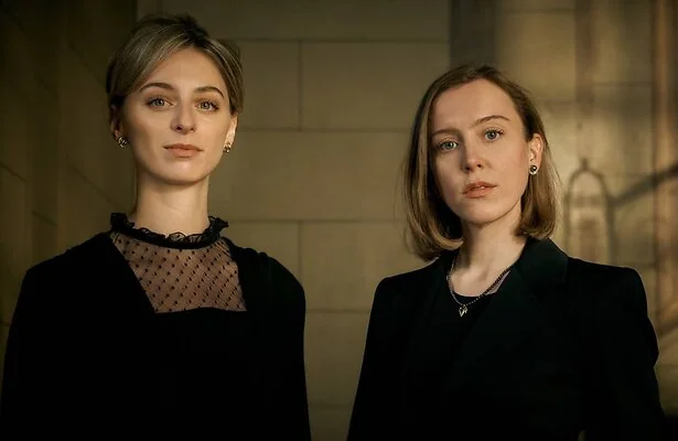 Claire als Mabel en Laura als Margarita.