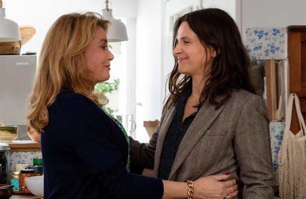 Catherine Deneuve en Juliette Binoche in La vérité