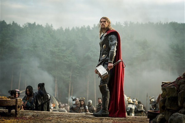 Chris Hemsworth en Tom Hiddleston zijn terug