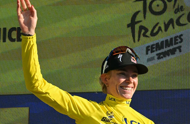 Demi Vollering verovert de gele trui in de Tour de France Femmes