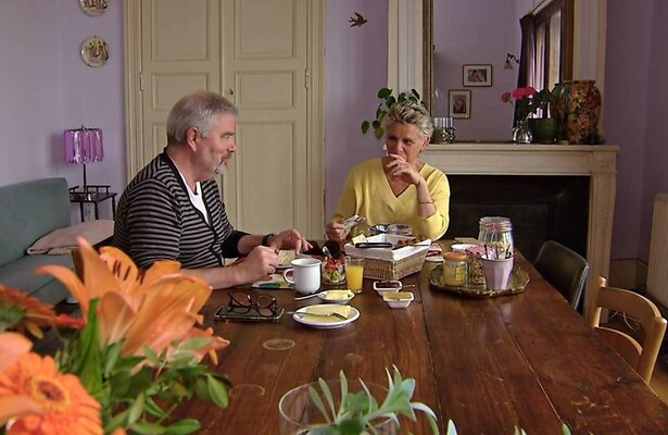 Petri met een van haar gasten in B&B Vol Liefde.