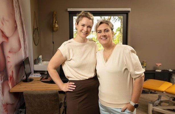 Lonneke en Maud voor De Verloskundigen