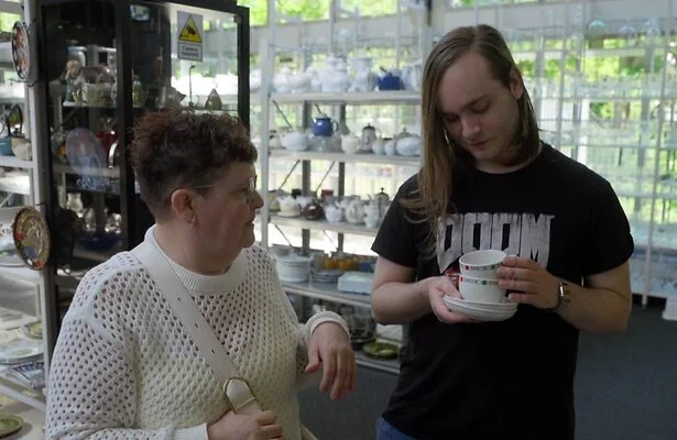 Vinenzo met oma Nel in de kringloopwinkel